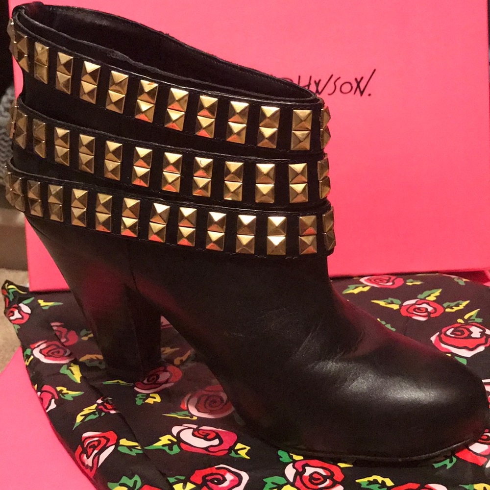 Betsy Johnson Concertt Black Leather Bootie